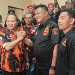 SALAM KOMANDO: Ketua MPC PP Kota Batu bersama Ketua GRIB Jaya Kota Batu salam Komando .(Gus)