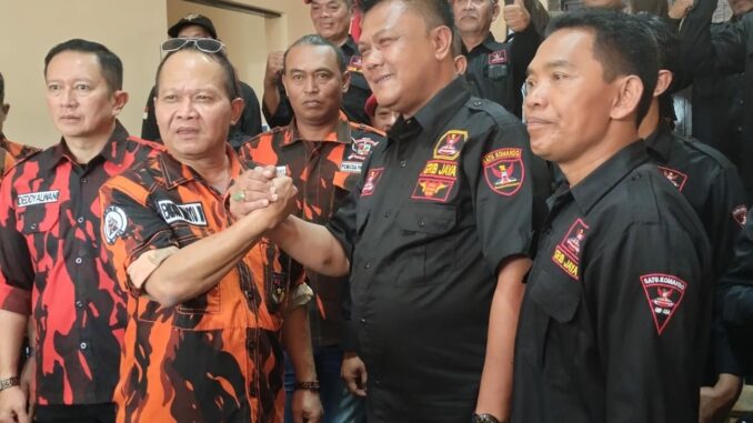 SALAM KOMANDO: Ketua MPC PP Kota Batu bersama Ketua GRIB Jaya Kota Batu salam Komando .(Gus)