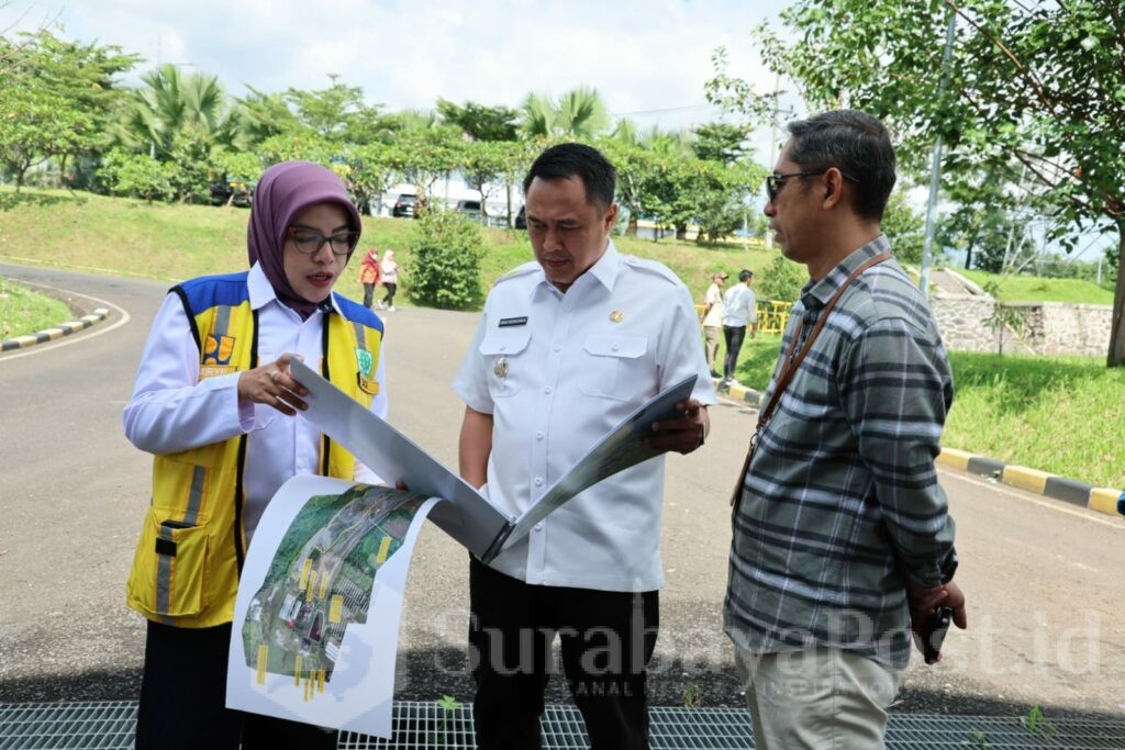 Pj Walikota Malang, Iwan Kurniawan saat mendampingi Menteri Pekerjaan Umum di TPA Supit Urang. (Sumber Prokompim)