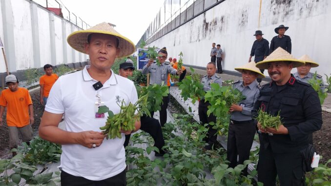 Kakanwil Ditjenpas Apresiasi Kinerja Lapas Kelas 1 Malang Dalam Mengakselerasi Program Ketahanan Pangan. (Sumber L'SIMA)