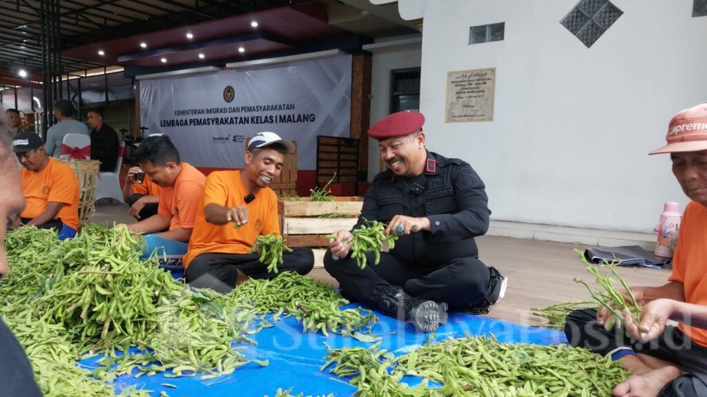 Kalapas Ketut Akbar Herry dan hasil panen kedelai edamame. (Sumber L'SIMA)