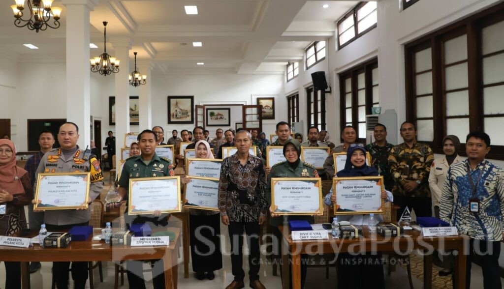 Kombes Pol Nanang Haryono pose bersama penerima penghargaan lainnya