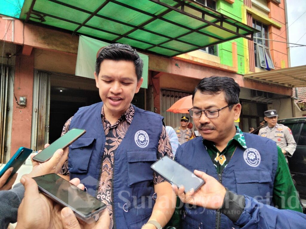 Panitera Muda Perdata Pengadilan Negeri Kota Malang, Ramli Hidayat, SH, MH (kiri) memberikan keterangan kepada wartawan