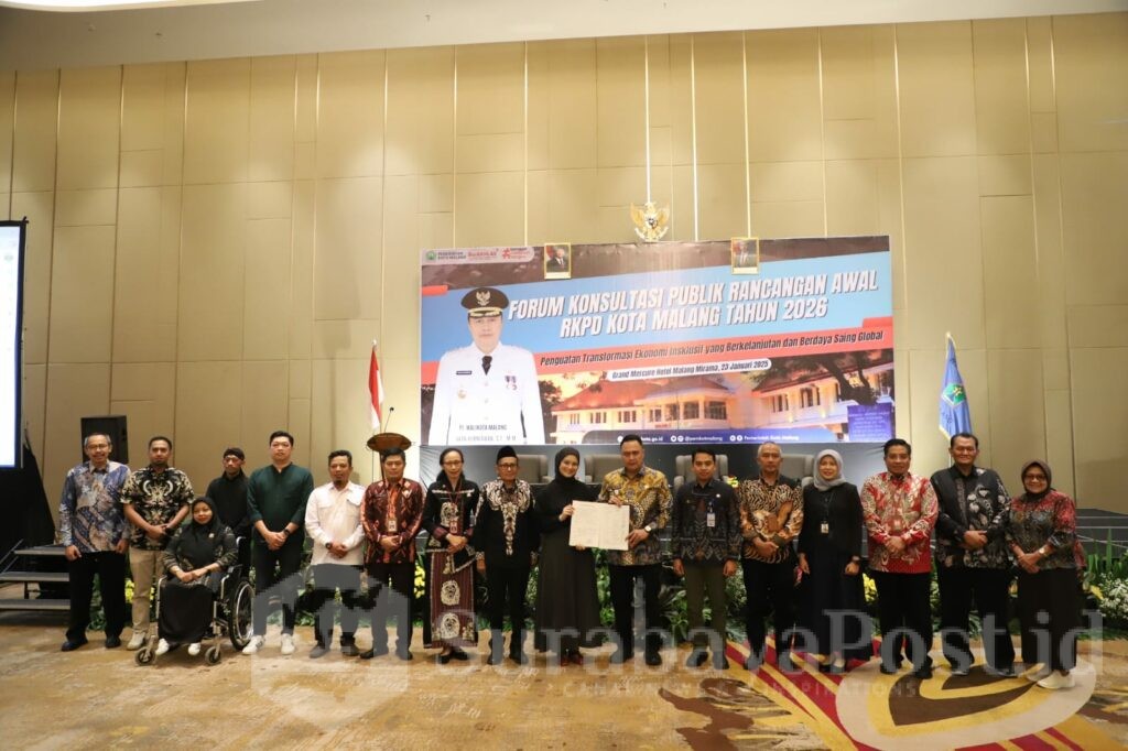 Pj Walikota Malang, Iwan Kurniawan pose bersama jajaran terkait. (Sumber Prokompim)