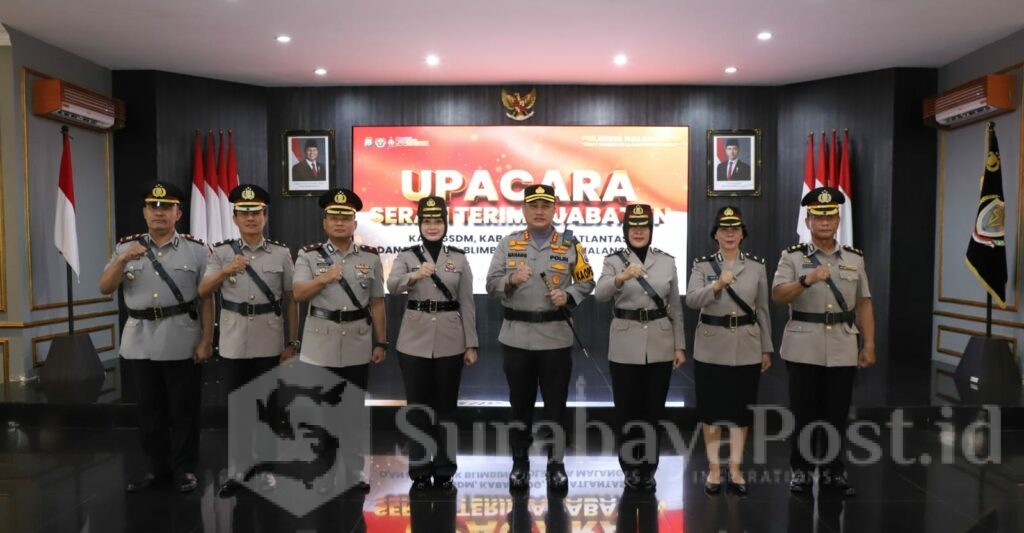 Upacara serah terima jabatan berlangsung di Aula Ballroom Sanika Satyawada Polresta Makota dipimpin langsung Kapolresta Makota, Kombes Pol Nanang Haryono