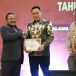 Terima Penghargaan di Pembubaran Ad-hoc KPU, Pj Walikota Malang Iwan Kurniawan Beri Sambutan "Tak Biasa" (Sumber Prokompim)