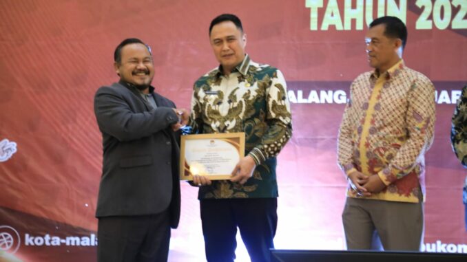 WhatsApp Image 2025-01-26 at 22.59.53 Terima Penghargaan di Pembubaran Ad-hoc KPU, Pj Walikota Malang Iwan Kurniawan Beri Sambutan "Tak Biasa" (Sumber Prokompim)
