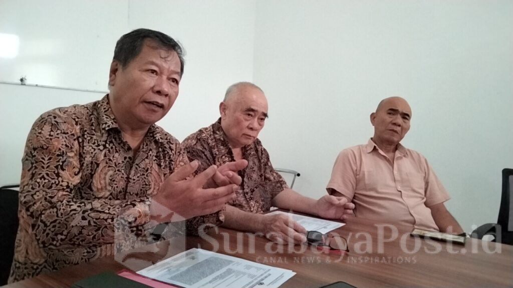 Husain Tarang, SH bersama Konsultan hukum, H. Surjono, SH, MH mendampingi Otje Suandito saat menggelar konferensi pers