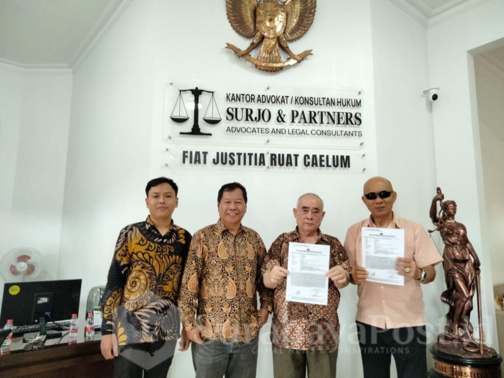 Otje Suandito (dua dari kanan) bersama tim kuasa hukumnya menunjukkan bukti laporan ke Polresta Malang Kota atas dugaan penggelapan yang dilakukan oleh oknum pengacara berinisial VA