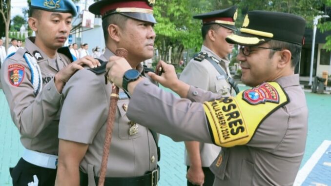 Foto : Kapolres Batu saat pimpin Sertijab Kapolsek Pujon di Lapangan Apel Mapolres Batu.(Ist)