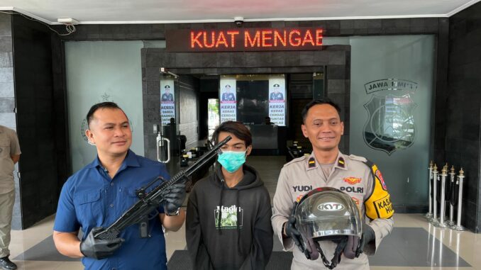 Kasatreskrim, Kompol Mohammad Sholeh didampingi Kasi Humas Ipda Yudi Risdiyanto saat konferensi pers terkait aksi koboi yang berhasil diamankan, Selasa (04/02/2025)