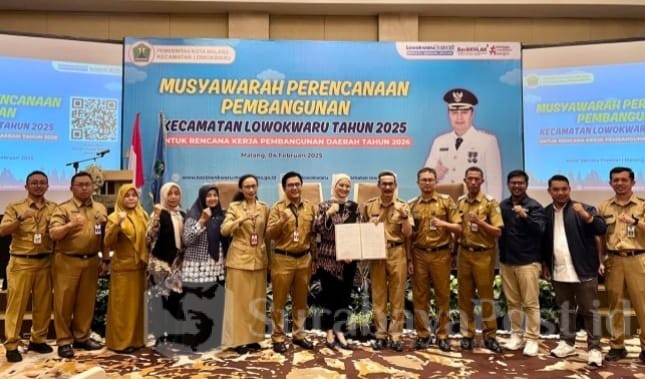 Ketua DPRD Kota Malang serta pejabat di tingkat kecamatan hingga kelurahan menunjukkan berita acara Musrenbang Kecamatan Lowokwaru 2025 untuk RKPD 2026 di Hotel Santika Premier Malang, Selasa (04/02/2025)