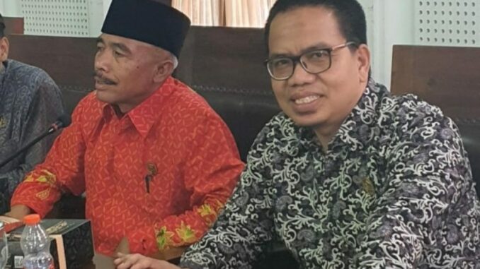 Ketua Komisi B DPRD Kota Malang, Bayu Rekso Aji (kanan)