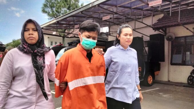 Tersangka AB saat digelandang petugas Satreskrim Unit PPA Polresta Malang Kota, Kamis (06/01/2025)