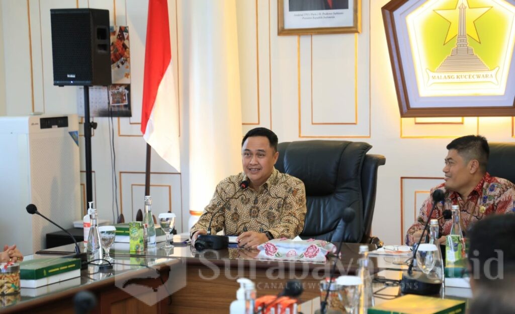 Pj Walikota Iwan Kurniawan saat memberikan arahan pada rapat koordinasi Anak putus sekolah, Kamis 6 Februari 2025. (Sumber Prokompim)