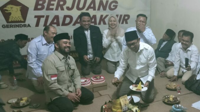 Foto : Cak Nur saat potong tumpeng di Kantor DPC Gerindra Kota Batu.(Gus)