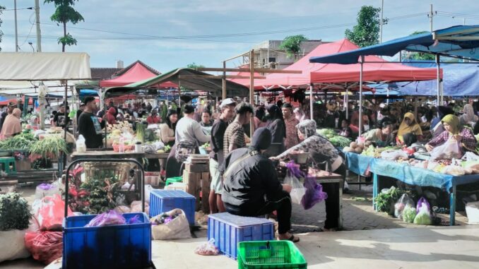 Foto : Para pedagang di pasar pagi Kota Batu yang tergabung dalam KSM Batu.(Gus)