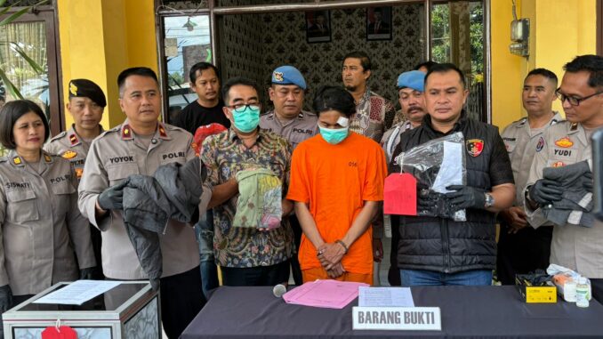 Kasatreskrim Polresta Malang Kota, Kompol M Sholeh bersama Kapolsek Sukun Kompol Yoyok Ucuk Suyono serta Kasi Humas Ipda Yudi Risdiyanto saat menggelar konferensi pers di Mapolsek Sukun, Jumat (07/02/2025)