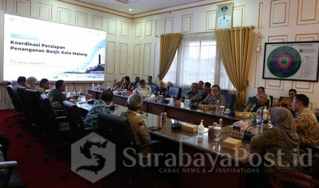 Pj Walikota Malang, Iwan Kurniawan saat rakor membahas penanganan banjir bersama Kepala Perangkat Daerah terkait di ruang rapat Balaikota. (Sumber Prokompim)