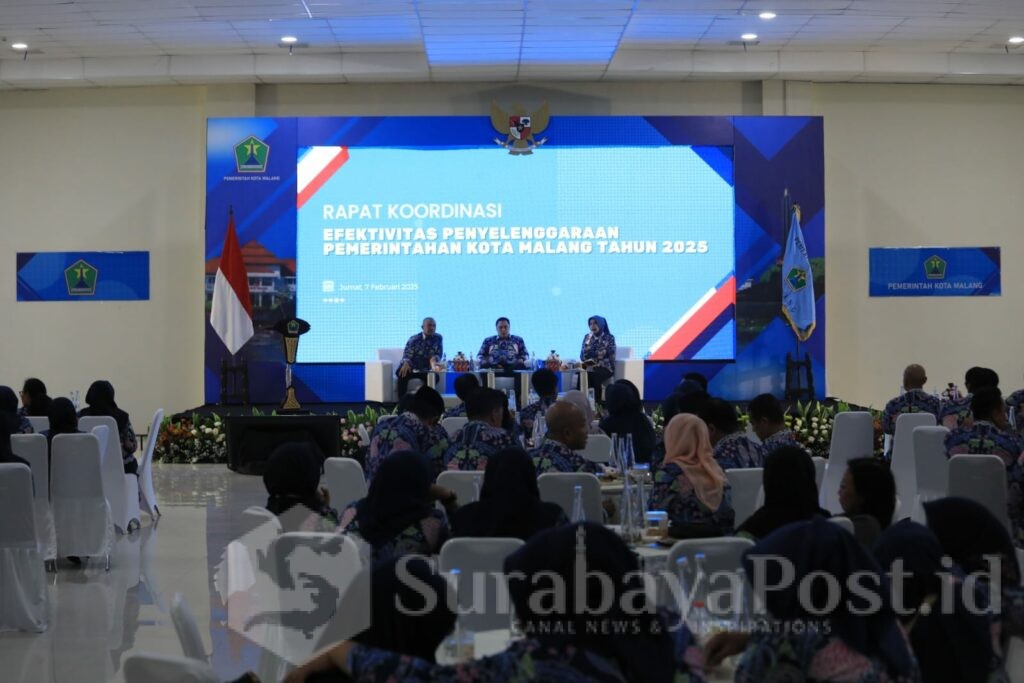 Pj Walikota Malang, Iwan Kurniawan saat memberikan arahan dalam Rapat Koordinsi Evaluasi Kinerja Efektivitas Penyelenggaraan Pemerintahan, dengan jajaran ASN Pemkot Malang Malang, Jumat 7 Februari 2025. (Sumber Prokompim)