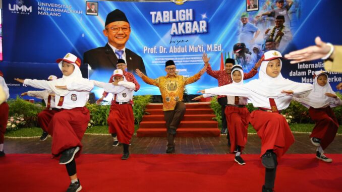 Hadiri Tabligh Akbar di UMM, Mendikdasmen RI Senam bareng Ratusan Siswa SD. (Sumber Humas UMM)