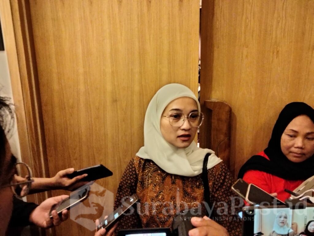 Ketua DPRD Kota Malang, Amithya Ratnanggani Sirraduhita memberikan keterangan kepada wartawan