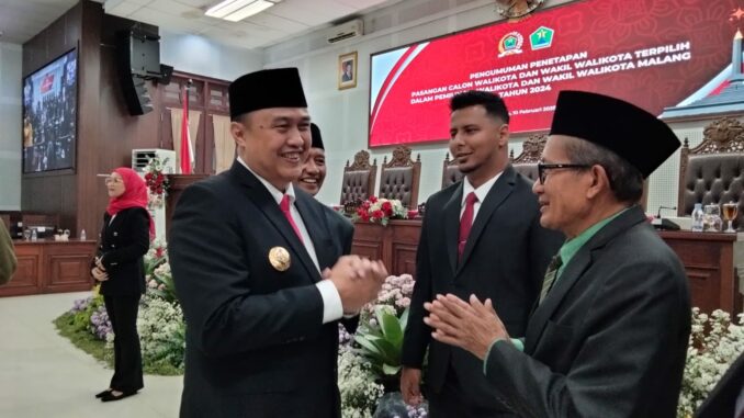 Pj Walikota Malang, Iwan Kurniawan didampingi Sekda Erik Setyo Santoso saat menghadiri paripurna penetapan Wahyu - Ali sebagai Walikota dan Wakil Walikota Malang periode 2025-2030