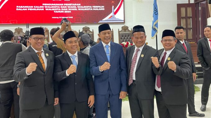 H. Rokhmad, S.Sos (Dua dari kanan) pose bersama Walikota terpilih Wahyu Hidayat - Ali Muthohirin. (ist)