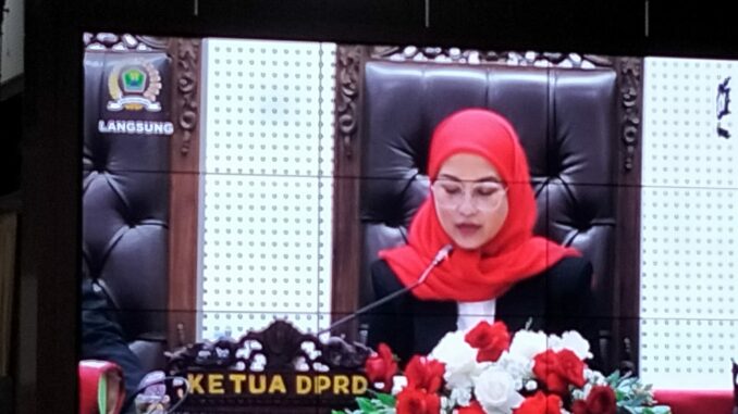 Ketua DPRD Kota Malang, Amithya Ratnanggani Sirraduhita saat memimpin rapat paripurna, Senin (10/02/2025)