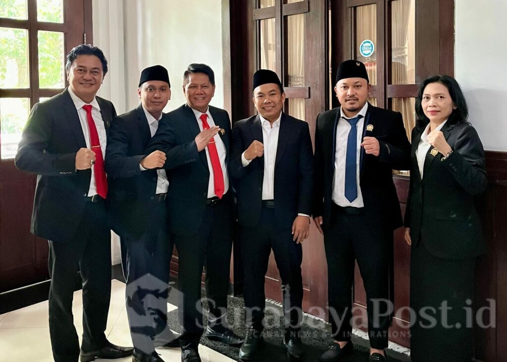 Ketua Fraksi Nasdem - PSI DPRD Kota Malang, Dito Arief Nurakhmadi bersama para anggota pose bersama Wakil Wali Kota terpilih, Ali Muthohirin. (ist)