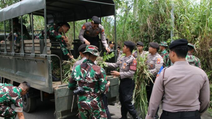 Wujud Sinergitas, TNI-Polri Kompak Melaksanakan Karya Bakti Bersama. (ist)