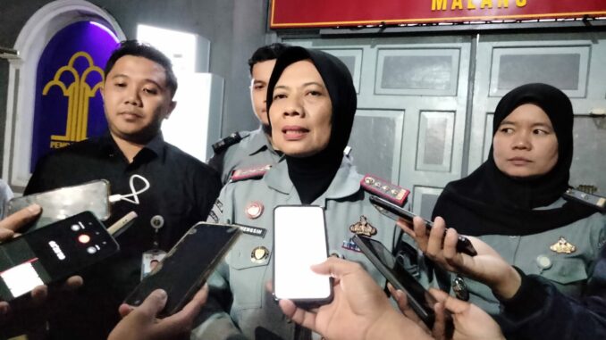 Kepala Lapas Perempuan Kelas IIA, Sukun Kota Malang, Yunengsih saat memberikan keterangan kepada wartawan