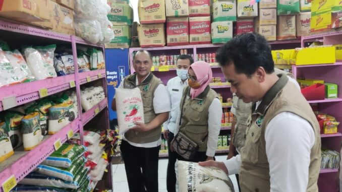 Foto: Personil Satreskrim Polres Batu bersama TPID Pemkot Batu,saat melakukan Sidak di salahsatu toko grosir di Kota Batu.(Ist)