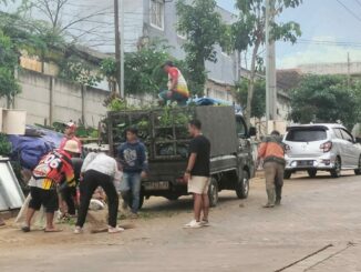 Kerja bakti yang dilakukan oleh pedagang dan KSM.(Gus)