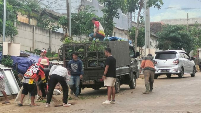 Kerja bakti yang dilakukan oleh pedagang dan KSM.(Gus)