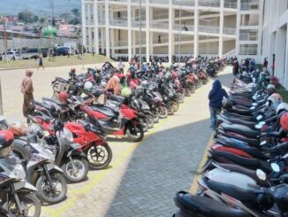 Kendaraan bermotor di Tempat Parkir Pasar Induk Among Tani Kota Batu.(Gus)