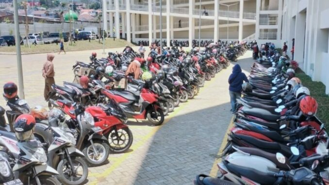 Kendaraan bermotor di Tempat Parkir Pasar Induk Among Tani Kota Batu.(Gus)