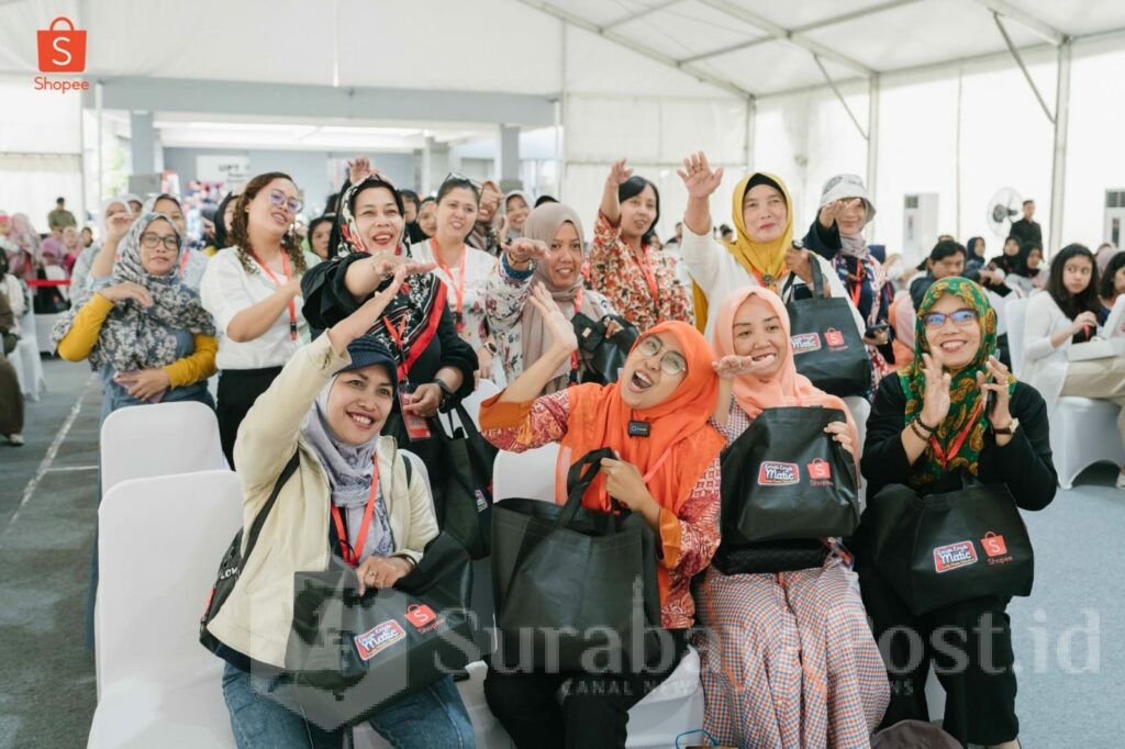 Menteri Ekonomi Kreatif RI, Teuku Riefky Harsya memberikan keterangan kepada wartawan