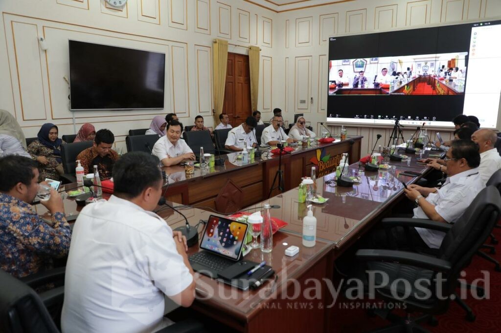 Pj, Walikota Malang Iwan Kurniawan saat bertemu Deputi bidang infrastruktur Bappenas Abdul Malik Sadat Idris di Balaikota Malang, Rabu 12 Februari 2025. (Sumber Prokompim)