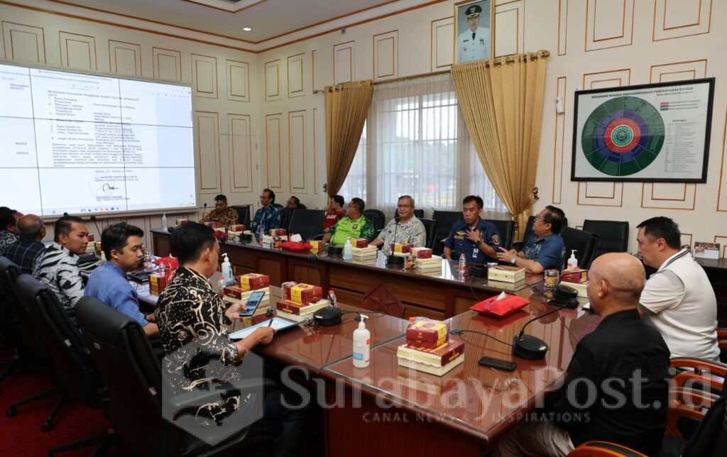 Pj Iwan Kurniawan saat memimpin rapat koordinasi dengan jajarannya. (Sumber Prokompim)