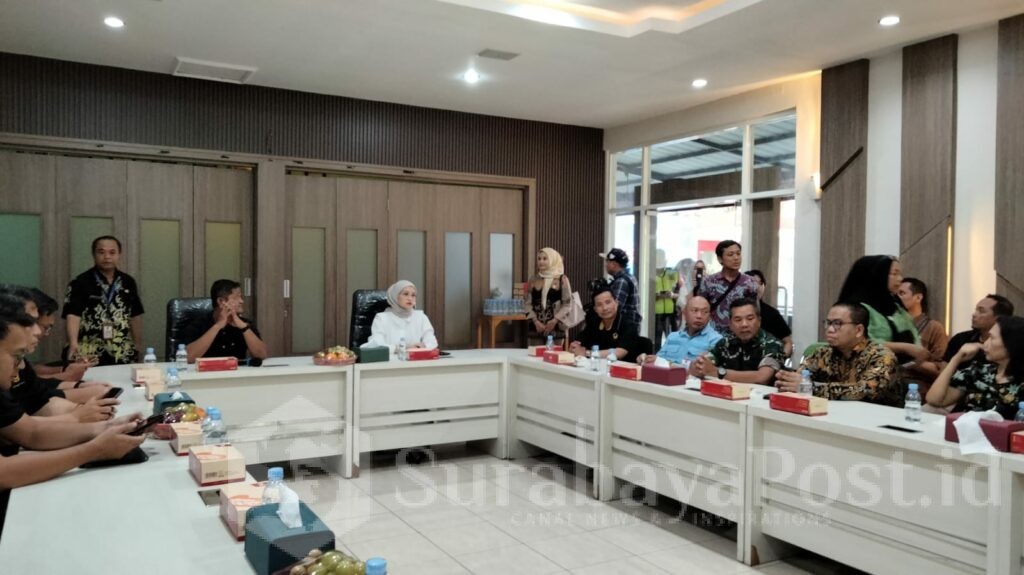 Para legislator saat menerima paparan dari Pertamina Patra Niaga, Jumat (14/2/2025)