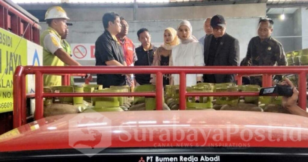Ketua DPRD Kota Malang, Amithya Ratnanggani Siraduhita meninjau distribusi LPG 3kg. (ist)