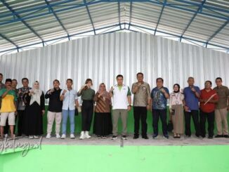 Pj Wali Kota Malang, Iwan Kurniawan pose bersama Kepala DLH Kota Malang, Noer Rahman Widjaya dan Forum TSP dalam penyerahan revitalisasi TPS. (istimewa)