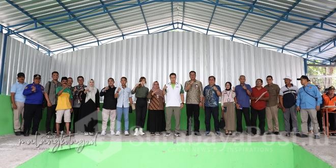 WhatsApp Image 2025-02-16 at 15.27.59 Pj Wali Kota Malang, Iwan Kurniawan pose bersama Kepala DLH Kota Malang, Noer Rahman Widjaya dan Forum TSP dalam penyerahan revitalisasi TPS. (istimewa)
