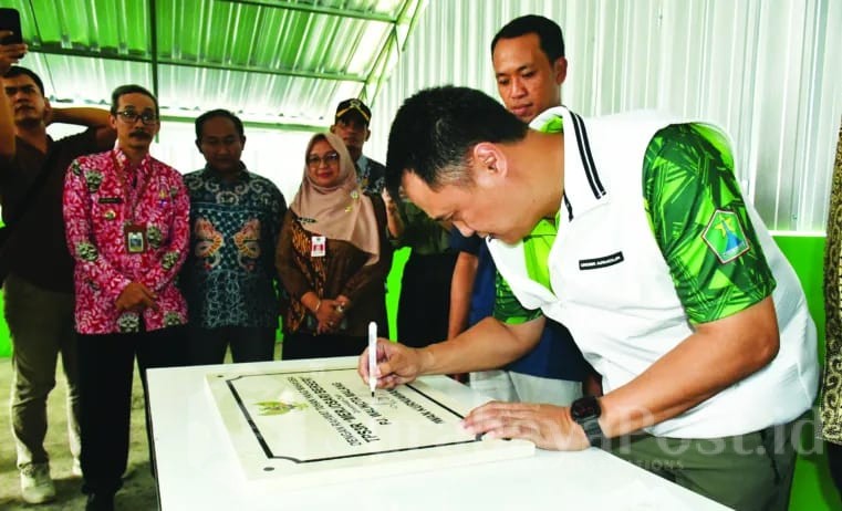 Pj. Walikota Malang Iwan Kurniawan menandatangani monumen peresmian TPS Merjosari yang telah di modernisasi dari hasil TSP. (ist)