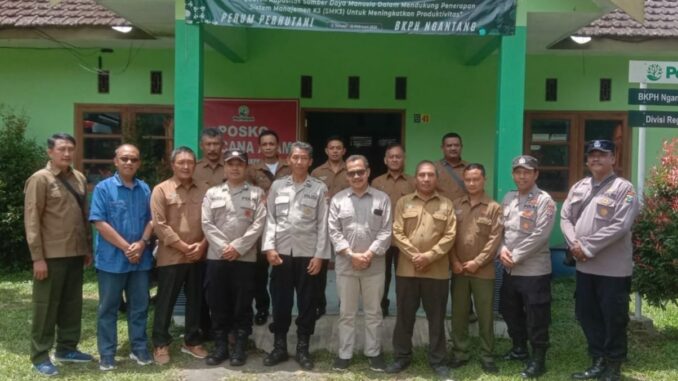 foto : Usai kunjungan Personil Sat Bimas Polres Batu foto bersama dengan sejumlah petugas Perhutani BKPH Ngantang .(Ist)