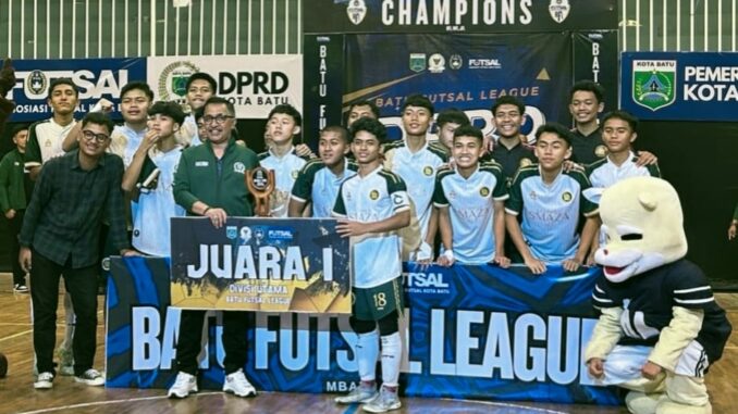 Ketua DPRD Kota Batu, Didik Subianto saat berfoto dengan sang juara.(Gus)