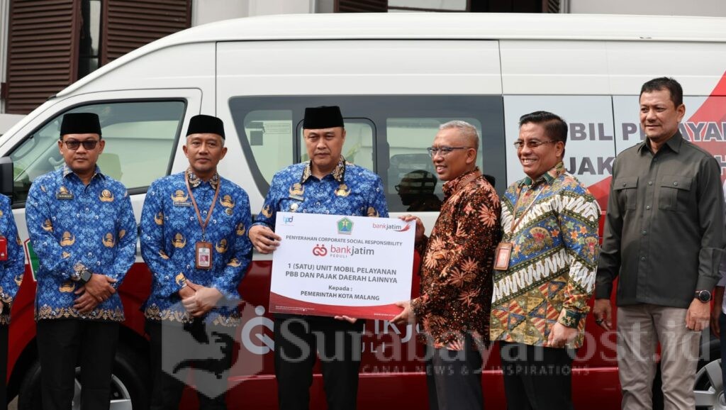 Penyerahan 1 unit Mobil Pelayanan Pembayaran PBB dan Pajak Daerah lainnya Kota Malang. (Sumber Prokompim)