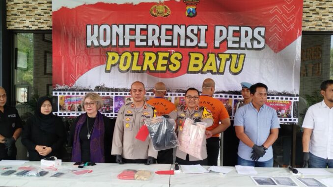 Kapolres Batu, AKBP Andi Yudha Pranata didampingi Waka Polres Kompol Danang Yudanto saat menggelar konferensi pers, Selasa (18/2/2025)