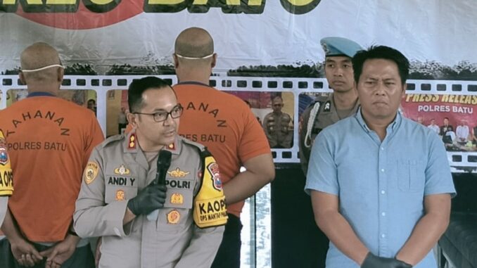 Foto : Kapolres Batu AKBP Andi bersama Kasat Reskrim Polres Batu, AKP Rudi.(Gus)